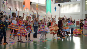 Arraiá do Jesuítas reúne milhares de pessoas em sábado festivo no Colégio